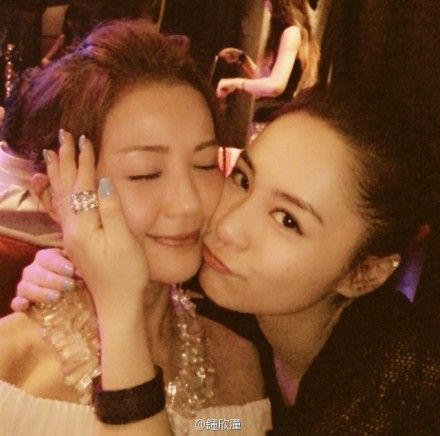阿娇晒与阿sa肉麻合影网友起哄:在一起(图)