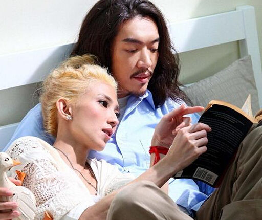 "金曲歌后"戴佩妮11月时在脸书上公布喜讯,不仅和交往约5年的男友