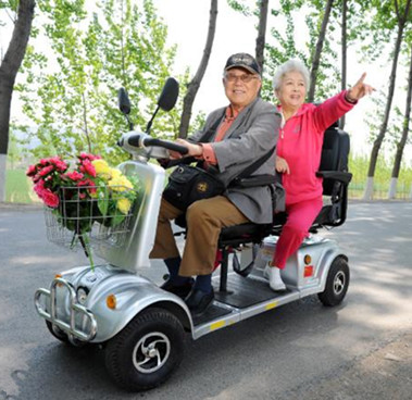 老年人考驾照年龄受限 整治老年代步车不能一禁了之