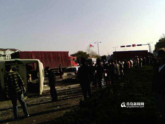 黄岛发生惨烈车祸 8车连撞公交侧翻