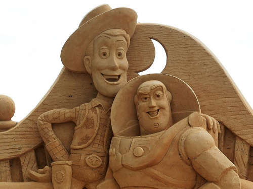 悉尼举行国际沙雕展 400吨沙子雕成动画人物栩栩如生_山东频道_凤凰网