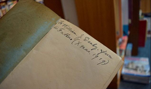 英男孩生日收旧书 发现自己似百年前书主转世