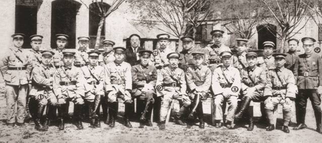 1928年5月3日上午，蔡公时与山东交涉署工作人员合影。当晚，蔡公时及16名工作人员即遭日军杀害