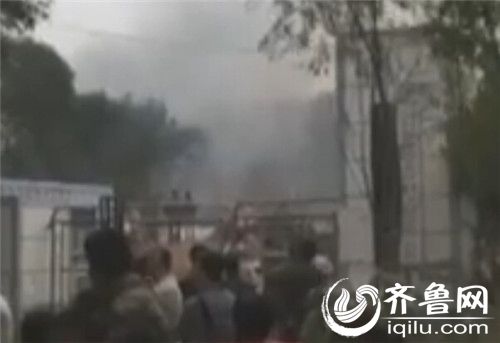 济南大桥镇一装饰材料厂突发大火 顶棚 坍塌 浓