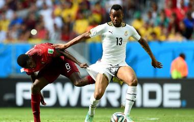 世界杯尴尬一幕:阿尤球裤被扒雷人瞬间嗨爆全