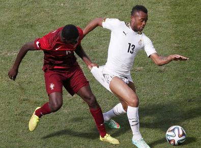 世界杯尴尬一幕:阿尤球裤被扒雷人瞬间嗨爆全