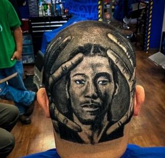 <em>美国</em>德克萨斯州的一位理发师为球迷