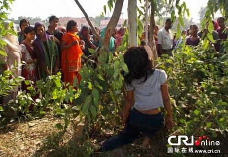 印度民众痛打强奸杀人犯拳头维权 揭露印度频
