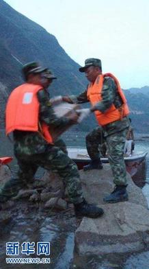 云南震区25名堰塞湖受困武警脱险 将继续运送