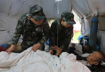 灾区的军医夫妻