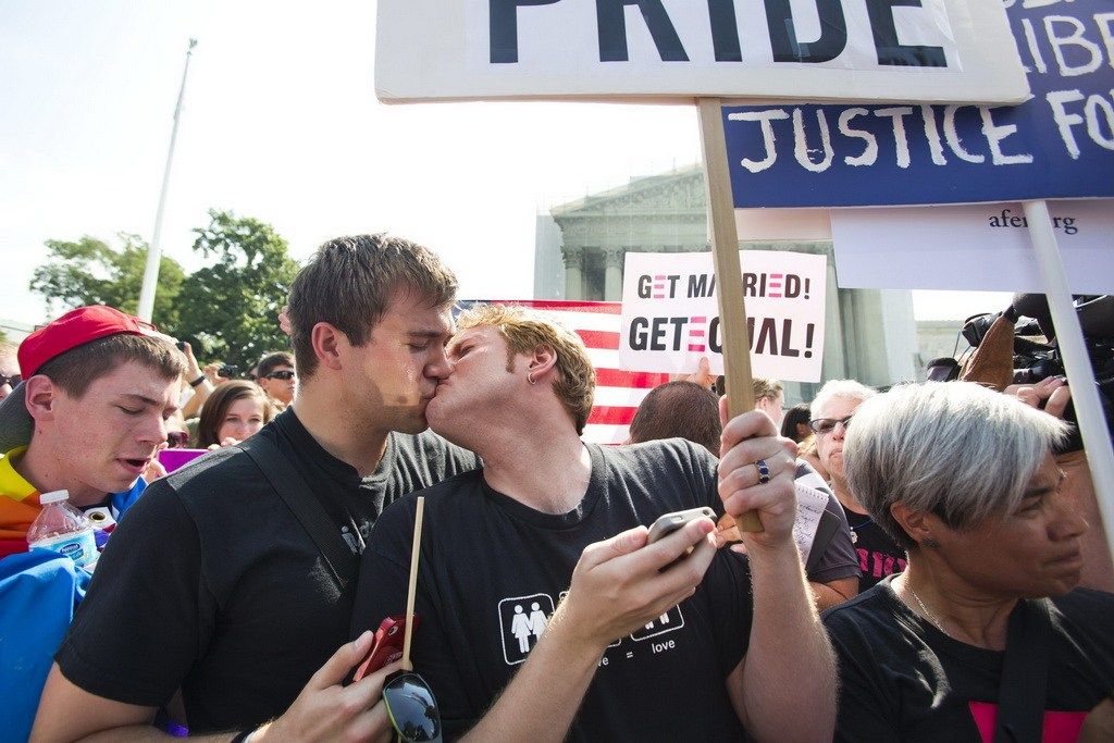 美国同性恋支持者庆祝高法判反同婚姻法违宪-