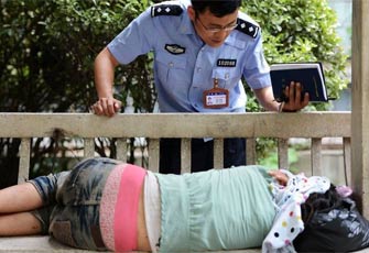 街头妙容姣好流浪女曾是一名海归