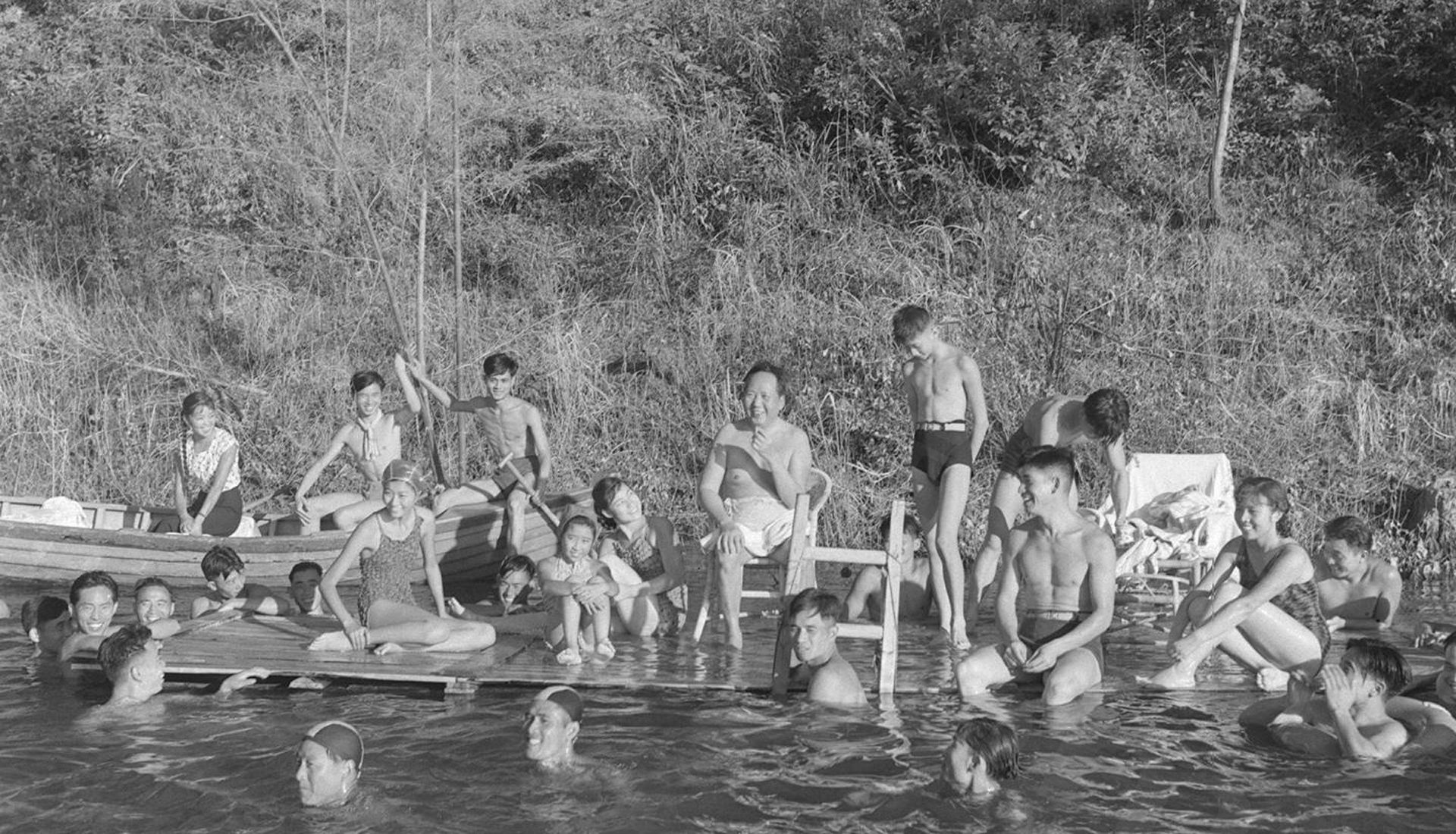 1959年毛泽东在庐山游泳