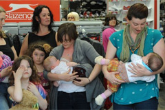 英70余母亲当众哺乳维权