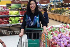 英拉回国后超市买菜