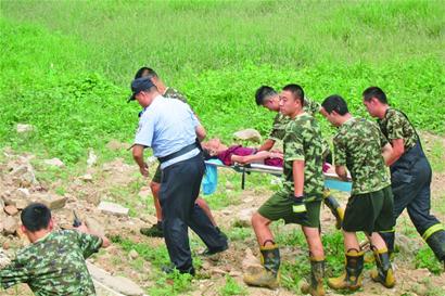 脑退化症老人被困河底 警民联手将其救出(图)_