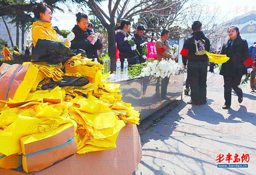 青岛昨10万余人祭奠 鲜花换烧纸仅两户愿全换