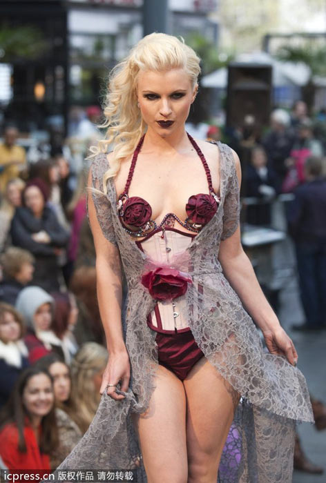 伦敦Alternative时装周女模露天走秀 造型夸张不忍目睹