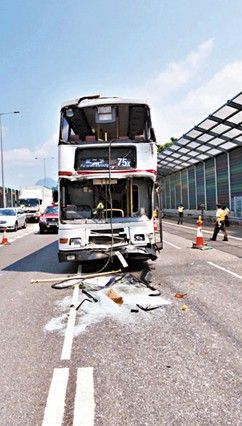 在吐露港公路失事酿3车相撞的75X线九巴车头尽毁。来源：香港《文汇报》