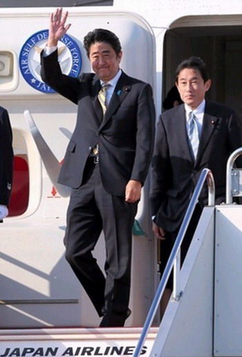 9日下午，安倍晋三首相走下扶梯时向众人招手致意，右为岸田文雄外长。（网页截图）