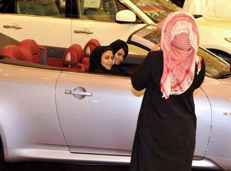 沙特阿拉伯当局担心允许妇女开车会导致卖淫、同性恋、离婚比率升高，至今仍严禁女性驾驶汽车。（网络截图）