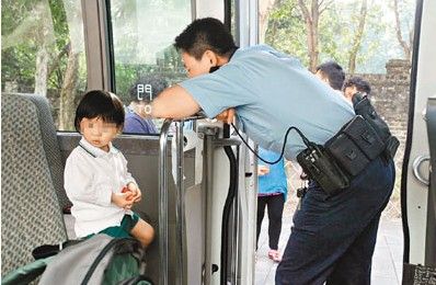 被困校巴2岁女学童获警员给予糖果。来源：香港《文汇报》
