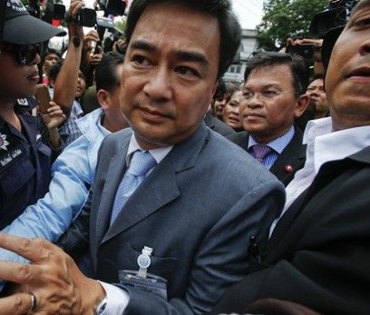 今年8月，泰国反对党领袖、前总理阿披实在前往议会的路上。