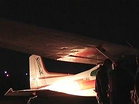 两架小飞机在美国威斯康辛州上空相撞，两组跳伞员及驾驶员均幸存。