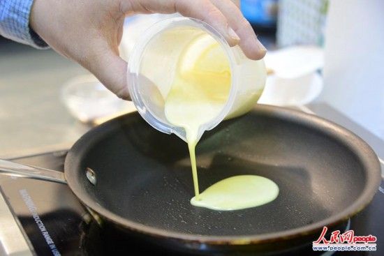 　　这种名为“超越鸡蛋”的安全食材主要由从豆类植物中提取的蛋白质构成。口感与鸡蛋基本不差异。