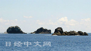 构成肥前鸟岛的（左起）南岩、中岩、北岩。