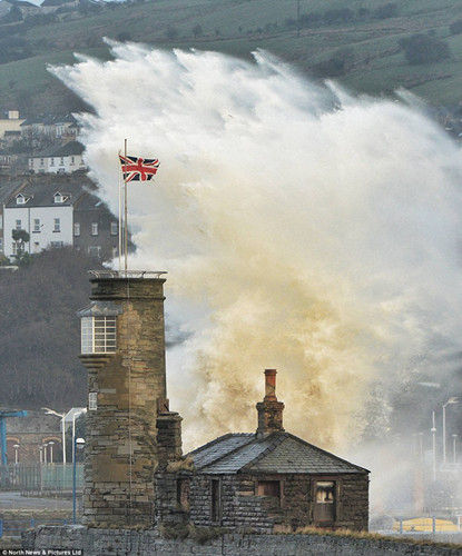 巨浪袭击英格兰西北的坎伯兰海岸。