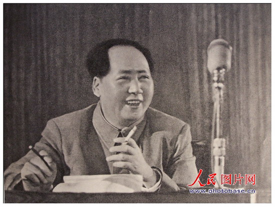 1955年，毛泽东在全国代表会议上。