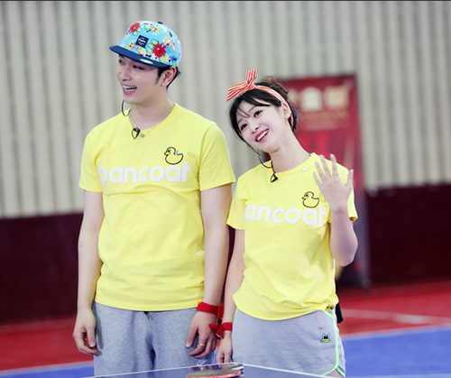 灿盛柳岩情侣装打乒乓秀戒指 张俪王阳明扮鬼