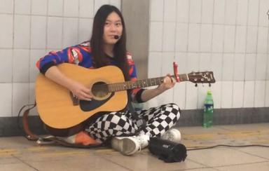 <em>西单女孩</em>重回地铁唱歌 <em>微博</em>自晒视频神情淡然