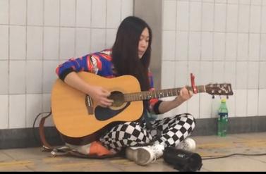 <em>西单女孩</em>重回地铁唱歌 <em>微博</em>自晒视频神情淡然