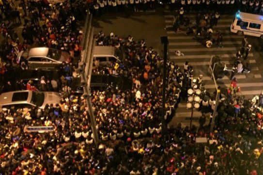 <em>12.31</em>上海踩踏事件:别让生命之花如此凋零_西