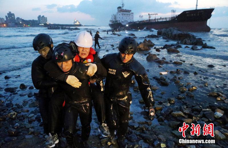 当地时间11月25日，韩国，三艘船舶因强风在位于庆尚南道东北部的蔚山市前海触礁，韩国海警开展搜救工作。三艘船舶分别是中国籍散装货轮“ZHOUHANG2号”（4675吨级）、巴拿马籍石油产品运输船“CS CRANE号”、韩国籍石油产品运输船“泛进5号”。海警已搜救了其中一艘船舶的11名船员，正在对其余2艘共35人进行搜救工作。