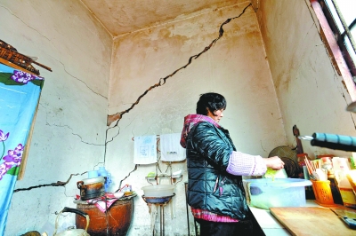 东瀼口镇雷家坪村，居民陈世群家里墙壁被震开裂缝。
