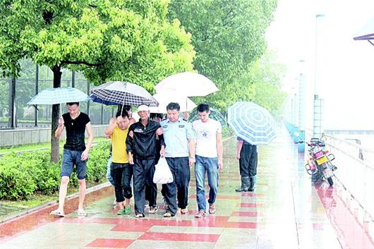 湖北再现人梯精神 黄石四青年下水救起轻生七