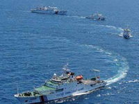 实拍中国海警船编队巡东海 抵近观察钻井平台