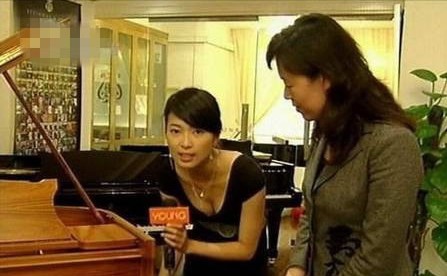 上海电视台<em>女主持人</em> 大胆<em>着装</em>频现尴尬惹非议