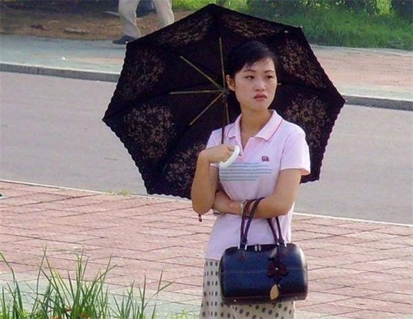 【12-07-04】<em>实拍朝鲜</em>各类职业<em>女性</em>穿衣打扮[