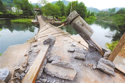 5月2日,湖南凤凰县桃花岛跨河吊桥桥墩已严重断裂.杨华峰 摄