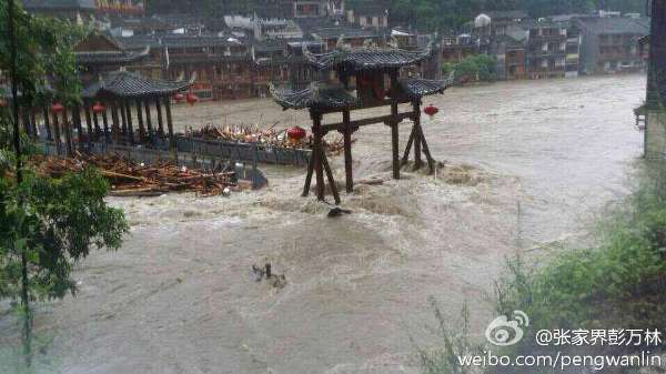 湖南凤凰古城景区被淹景区已经关闭(组图)