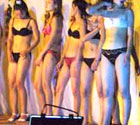 色情女演员撩裙挑逗观众