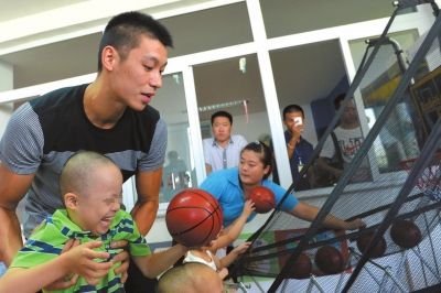 林书豪全程中文接受采访 抵京打篮球不忘献爱