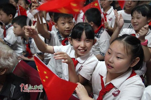 南昌各商场大银幕前人头攒动 齐唱国歌看阅兵