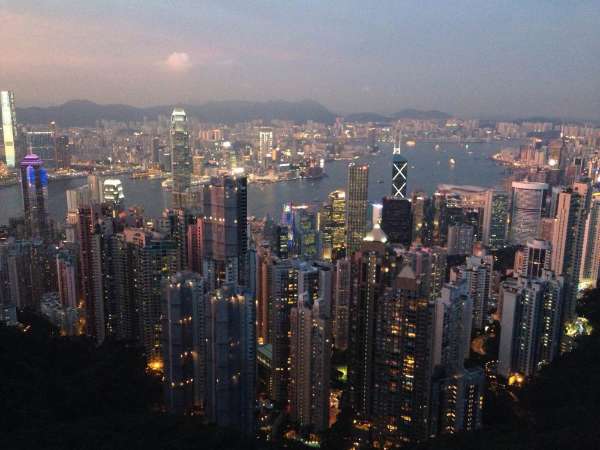 香港游低价团 导游贴钱买团强迫游客消费