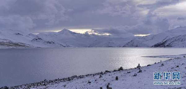 （晚报）（2）西藏羊湖银装素裹迎初冬