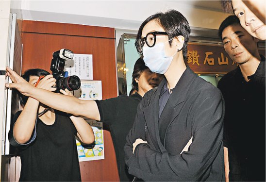 许志安出席哥哥葬礼 郑秀文张卫健素服出席